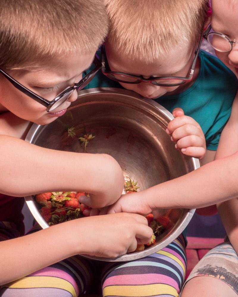 funny-little-boys-blond-eating-ripe-strawberries-f-2025-10-15-14-13-25-utc